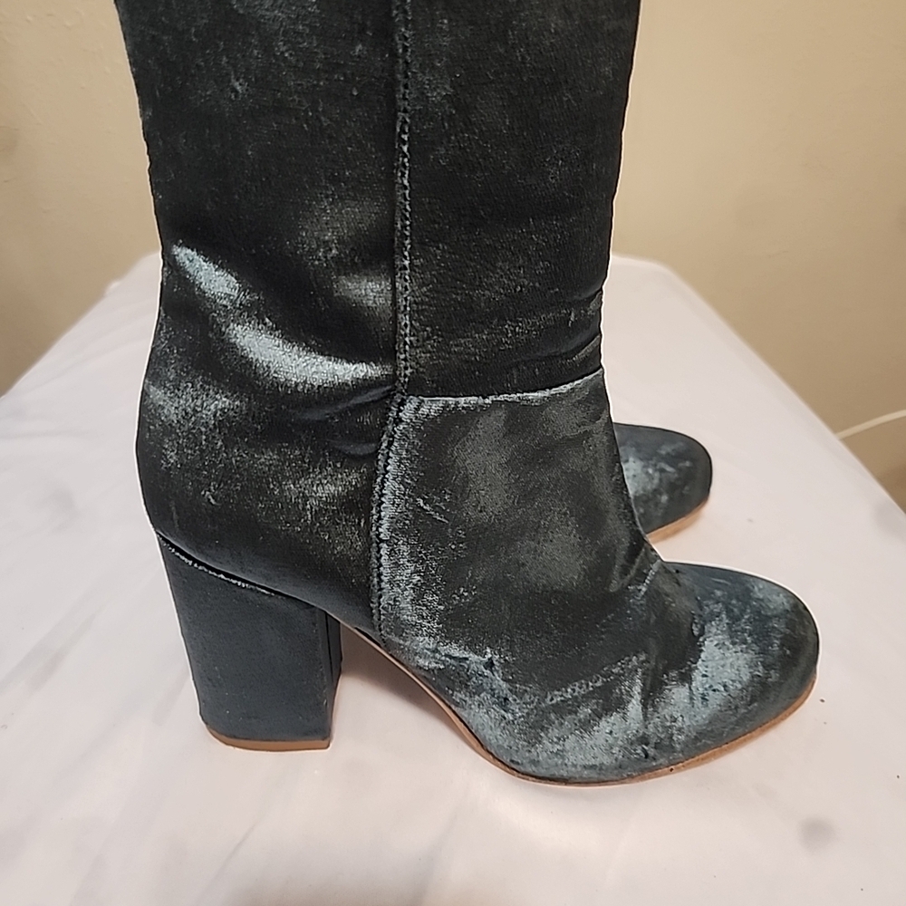 Elegant Velvet Heeled Boots in Dark Gray